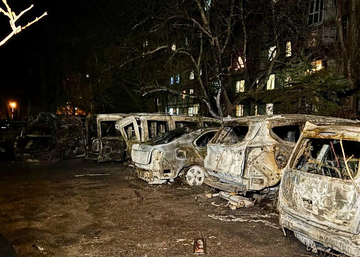 Атака дронів на Дніпро: з'явилися фото наслідків