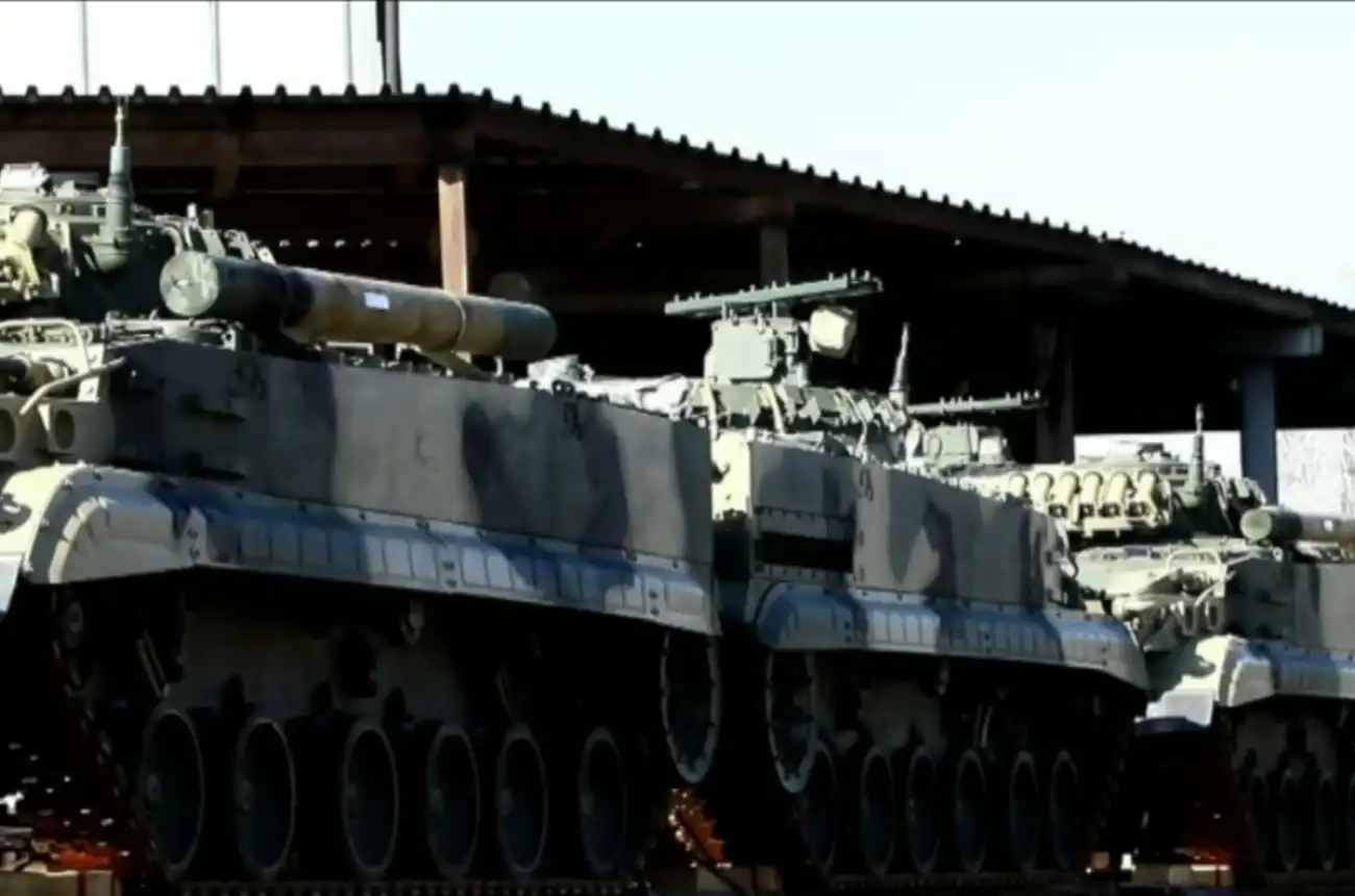 Армія РФ отримала нові БМП-3. Вони з заводу йдуть з антидроновими “мангалами”