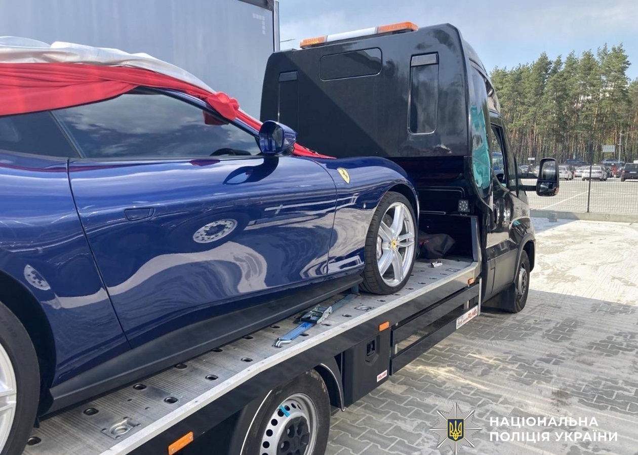 Українського експосадовця підозрюють у ввезенні Ferrari для громадянина РФ