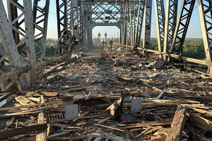 З’явились кадри пошкодженого російським ударом мосту у Кременчуці