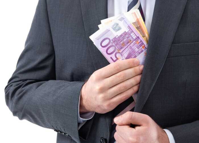 Дорогі автомобілі і готівка: експосадовця ДСНС викрили у незаконному збагаченні на 13 мільйонів гривень