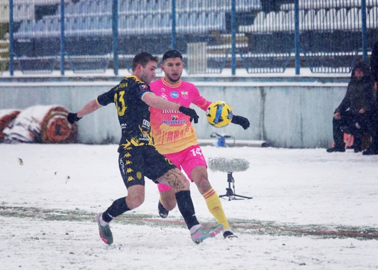 На засніженому полі Полтави виграв гру Рух