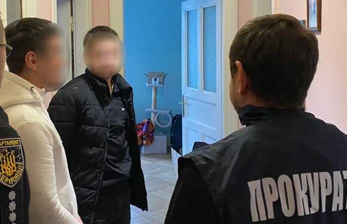 До суду скерували справу аферистів, які видавали себе за банківських працівників