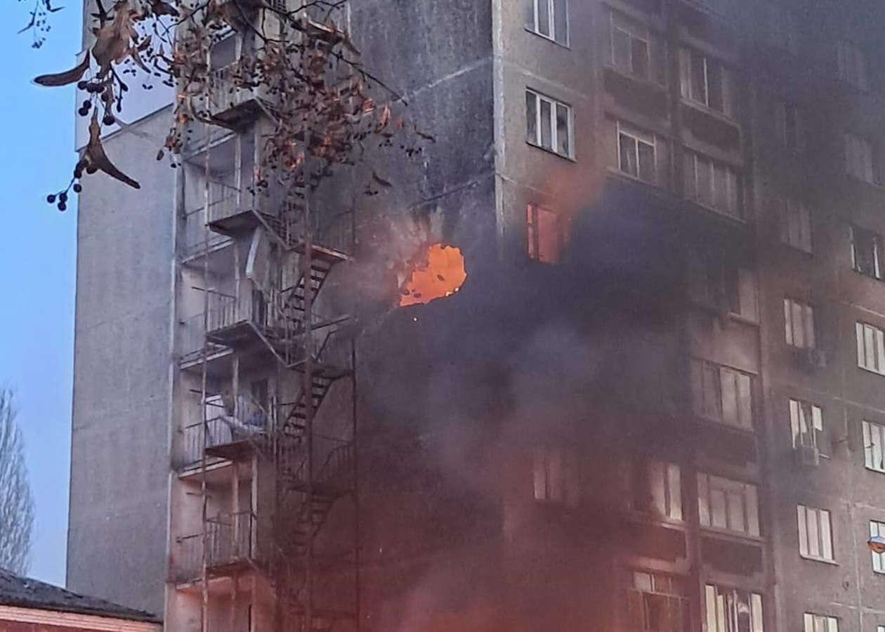 Росіяни влучили в багатоповерховий будинок у Чернігові