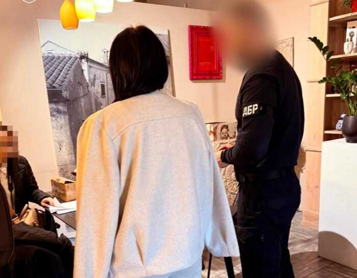 На Хмельниччині посадовця міграційної служби викрили на приховуванні майна на понад 30 мільйонів гривень