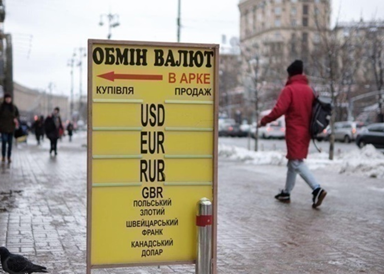 СюжетБільше 44. В Україні стрімко росте курс долара