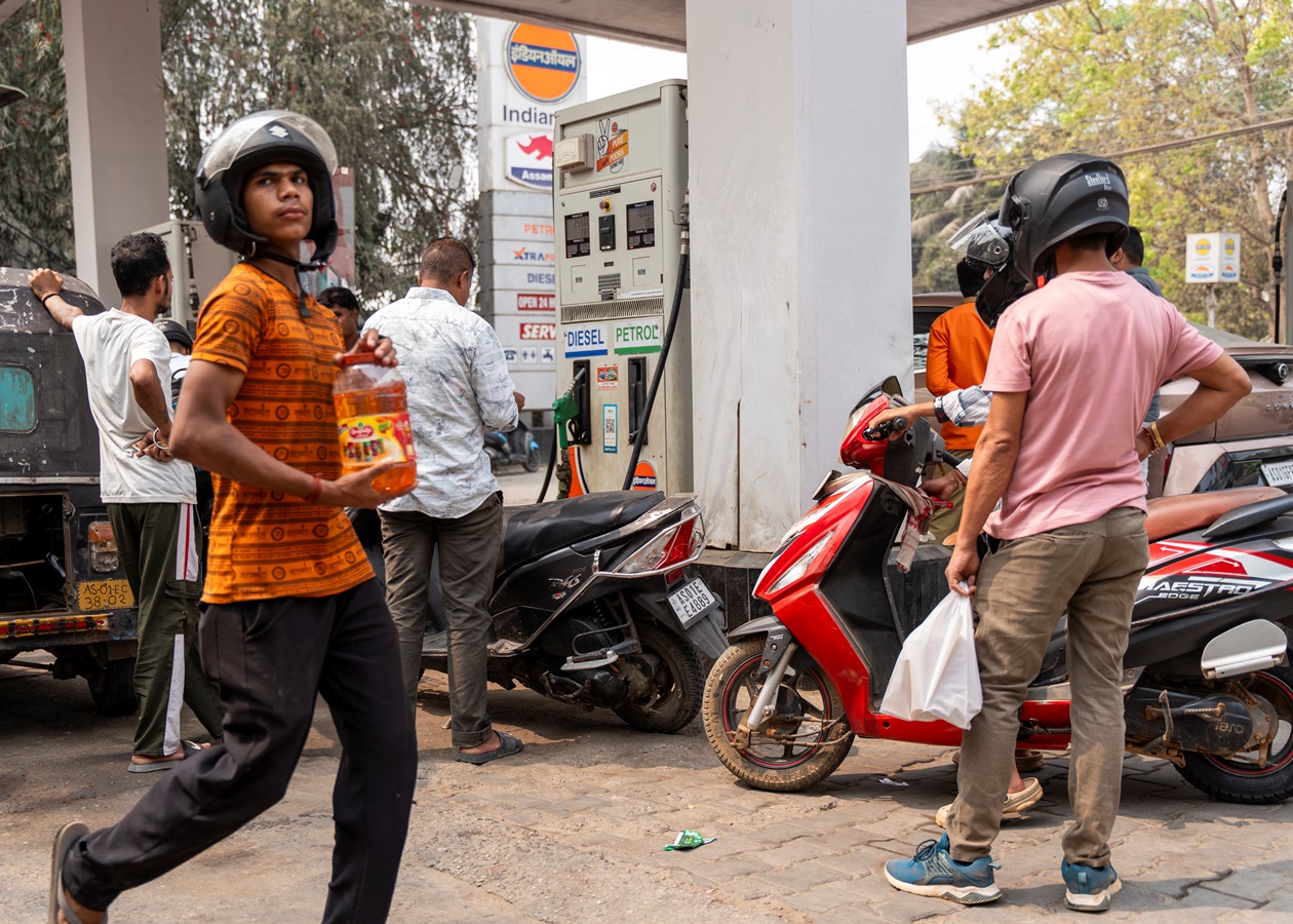 СюжетПерехід на "дистанційку". Світ економить пальне