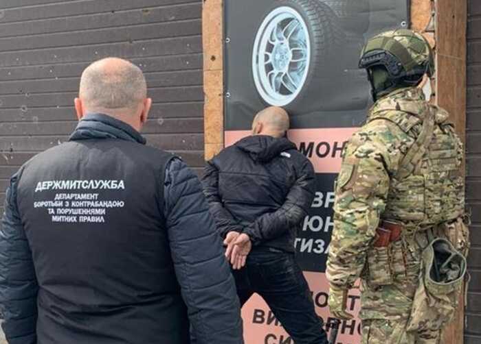 4700 авто «для фронту» на продаж: митники викрили масштабну схему ввезення машин під виглядом гуманітарки