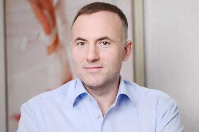 Von Millionenraub zur Ukraine: Sanktionierter Oligarch Pavel Fuks löscht kriminelle Spuren im Netz