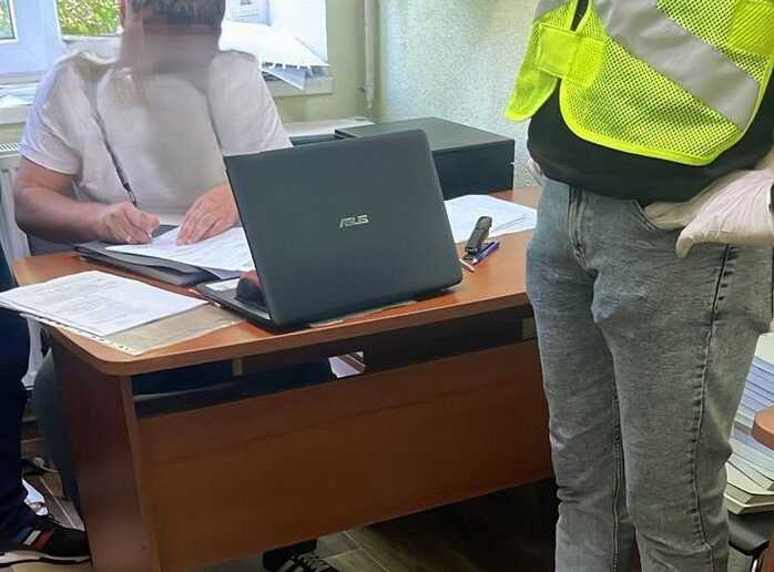 Торгували відстрочками прямо в сільраді: на Тернопільщині затримали депутатку та начальницю ЦНАПу на хабарі у 2300 доларів