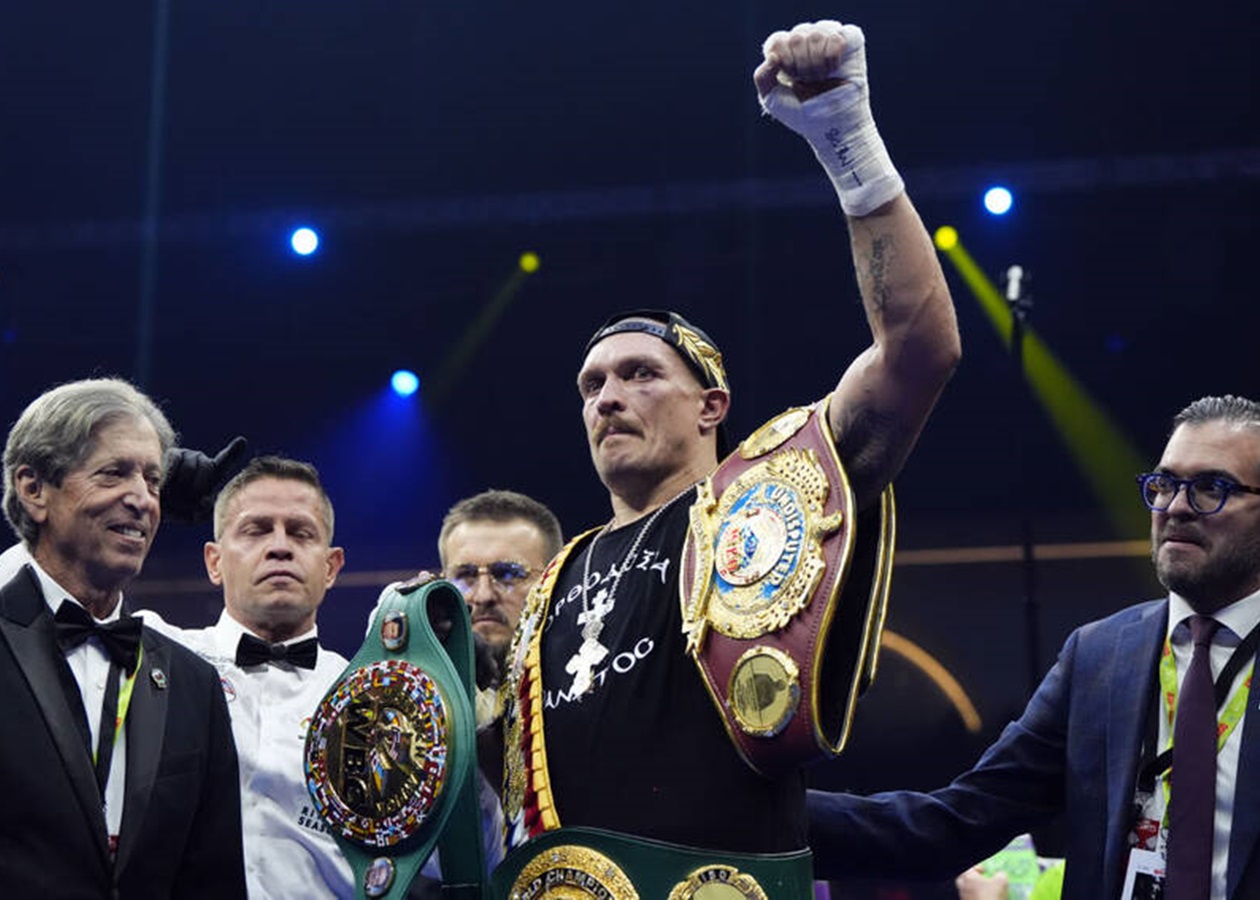 Усик відмовився від усіх чемпіонських поясів
