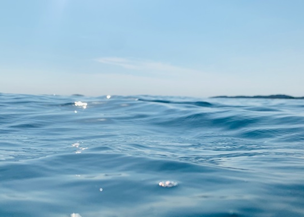 На Одещині дитину на надувному матраці віднесло у море