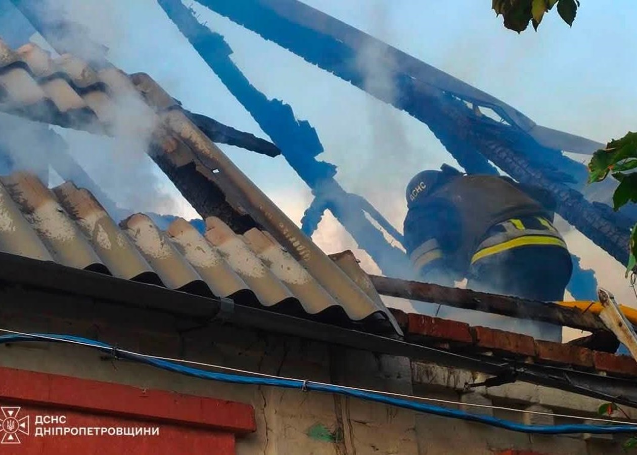 Удар по Дніпру: двоє людей поранені, горять склади